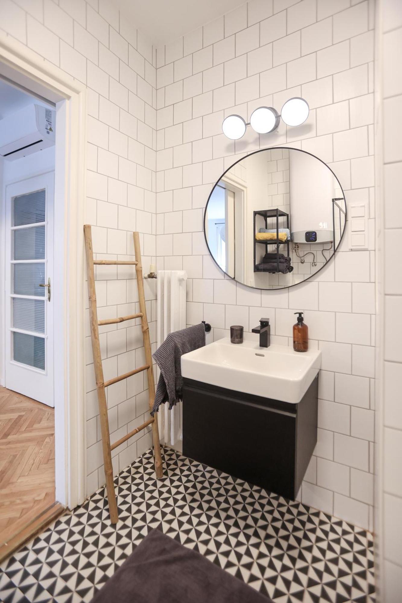New 1bdr Modern Bauhaus Flat *